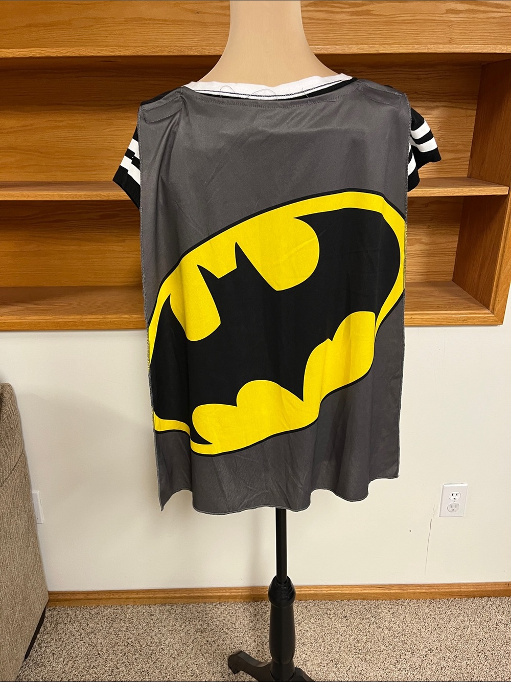 DC Comics Black T-shirt with White Batman Logo - Picture 4 of 4